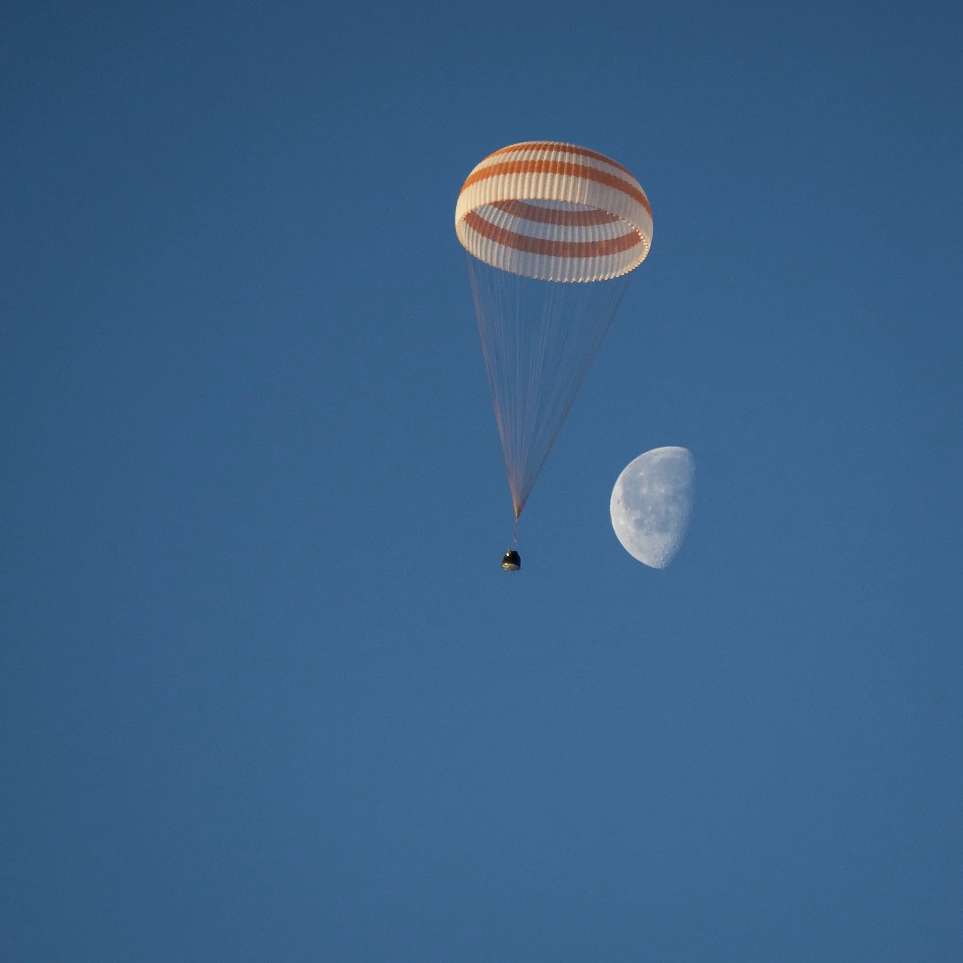 spacecraft-678114_1920
