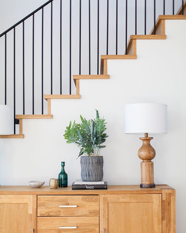 Welcoming entry moment from our Port Streets project... Photo: @ryangarvin 
#welcome #entry #entryway #entrywaydecor #stairs #stairdesign #whiteoak #architecture #design #interiordesign #designbuild #claytonbuilders #customhome #modernfarmhouse #port