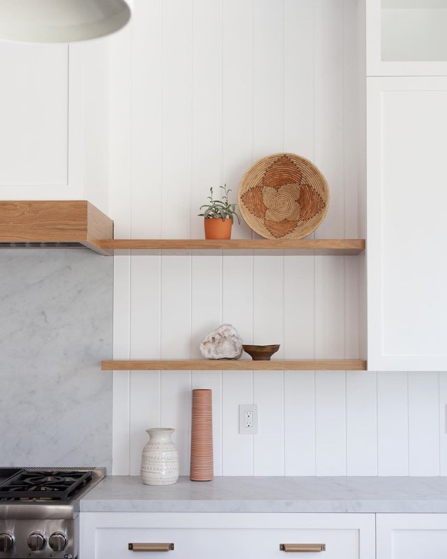 Kitchen details from our Newport Heights project... Photo: Luke Lighthouse 
#kitchendesign #kitchen #whiteandwood #cabinetry #custom #whiteoak #floatingshelves #interiorstyling #details #designbuild #claytonbuilders #newportheights