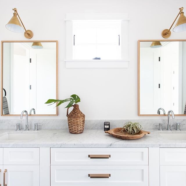 Double vanity from our project Newport Heights✨

#bathroomdesign #interiordesign #designinspiration #doublevanity #whiteandbright #brass #customcabinetry #customhome #designbuild #claytonbuilders #newportheights #newportbeach