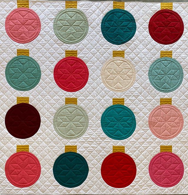 ✨it&rsquo;s giveaway time!!✨🥳🤩 I&rsquo;m teaming up with @loandbeholdstitchery to celebrate the upcoming release of her new #retroornamentsquilt pattern!  Winner gets the new pattern for free plus $100 gift card for edge to edge quilting by me! 💃?