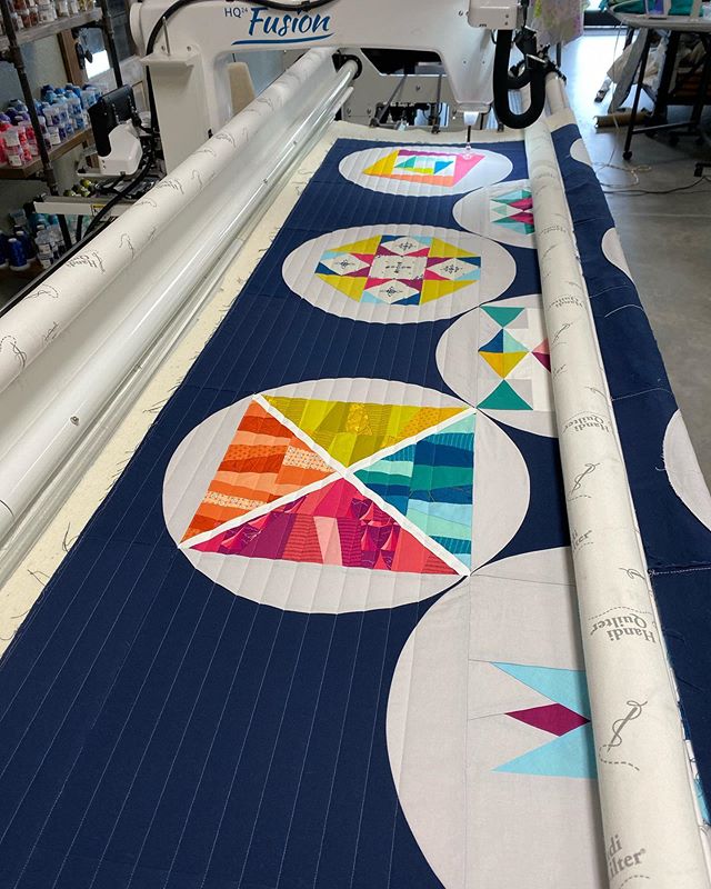 Happy almost turkey day!!! We&rsquo;re working on this GORGEOUS #summersampler2019 quilt!! I am in love!! 😍😍😍 It&rsquo;s fantastically pieced by @kgibsonlane 
We&rsquo;re using 100wt microquilter thread so the focus stays on all that perfect pieci