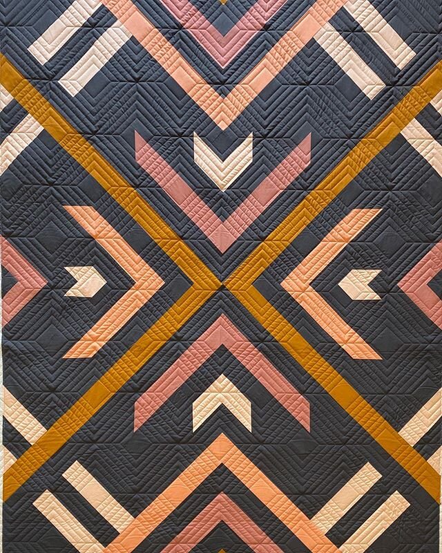 Oh my goodness....I love this quilt SO MUCH!!!! I love the pattern, I love the colors, I love the @artgalleryfabrics, just everything!  Another beauty by @loandbeholdstitchery 😍❤️🤩 I told her I wasn&rsquo;t giving it back 😂
#loandbeholdpatterns #h