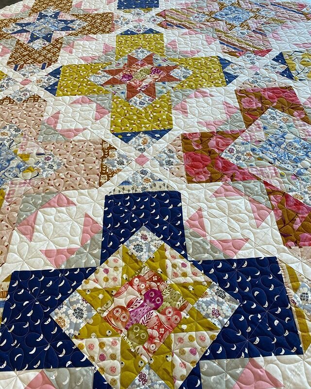 How pretty is this quilt?! 😍 love it when @kgibsonlane visits!  She always has the most awesome quilts and inspires me with her fabric choices (and the sheer volume of quilts she makes 🤯🤣). 👉🏻 to see the adorable fussy cut owls!! 🤩 pattern is C