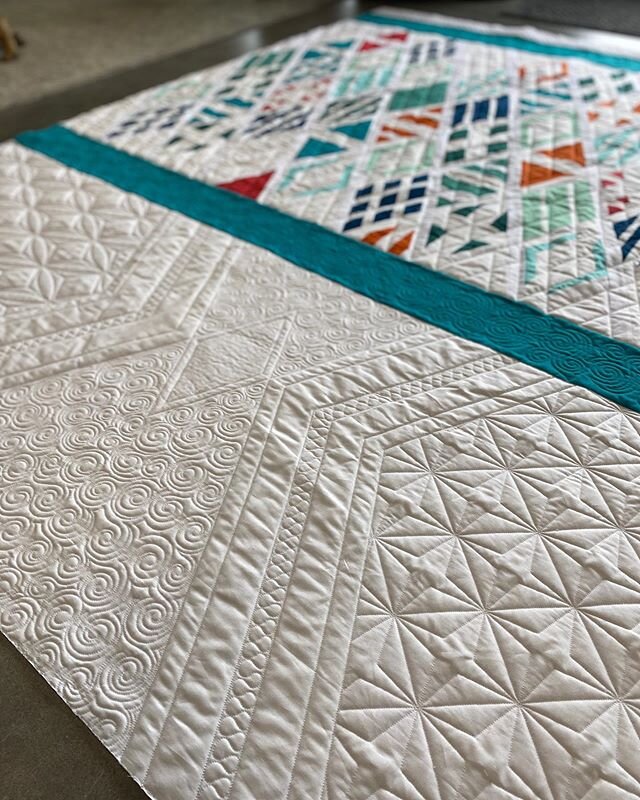 Just look at that beautiful texture 😍 this was a fun &ldquo;semi-custom&rdquo; quilt!  Our client wanted something special in all that negative space, so we were able to combine a few edge to edge designs with a little freehand and give it some extr
