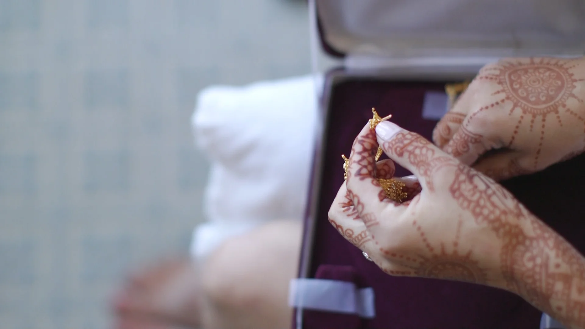bride-hands-indian-wedding-jewlery.jpg