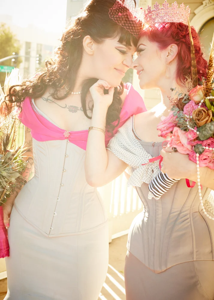 Corset (left): Dark Garden " Alyscia " | Corset (right): Pop Antique with Dark Garden | Fascinator: Pop Antique | Lace Crown: Kalico Delafay Millinery | Photo © Gaede-Glass Photography