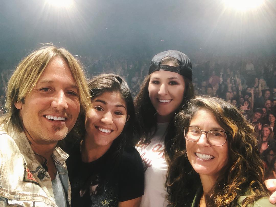 'Trade my sister' sign offers Okotoks artist opportunity to share stage with Keith Urban