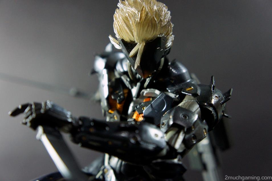 Play-Arts-Kai-Raiden-08.jpg