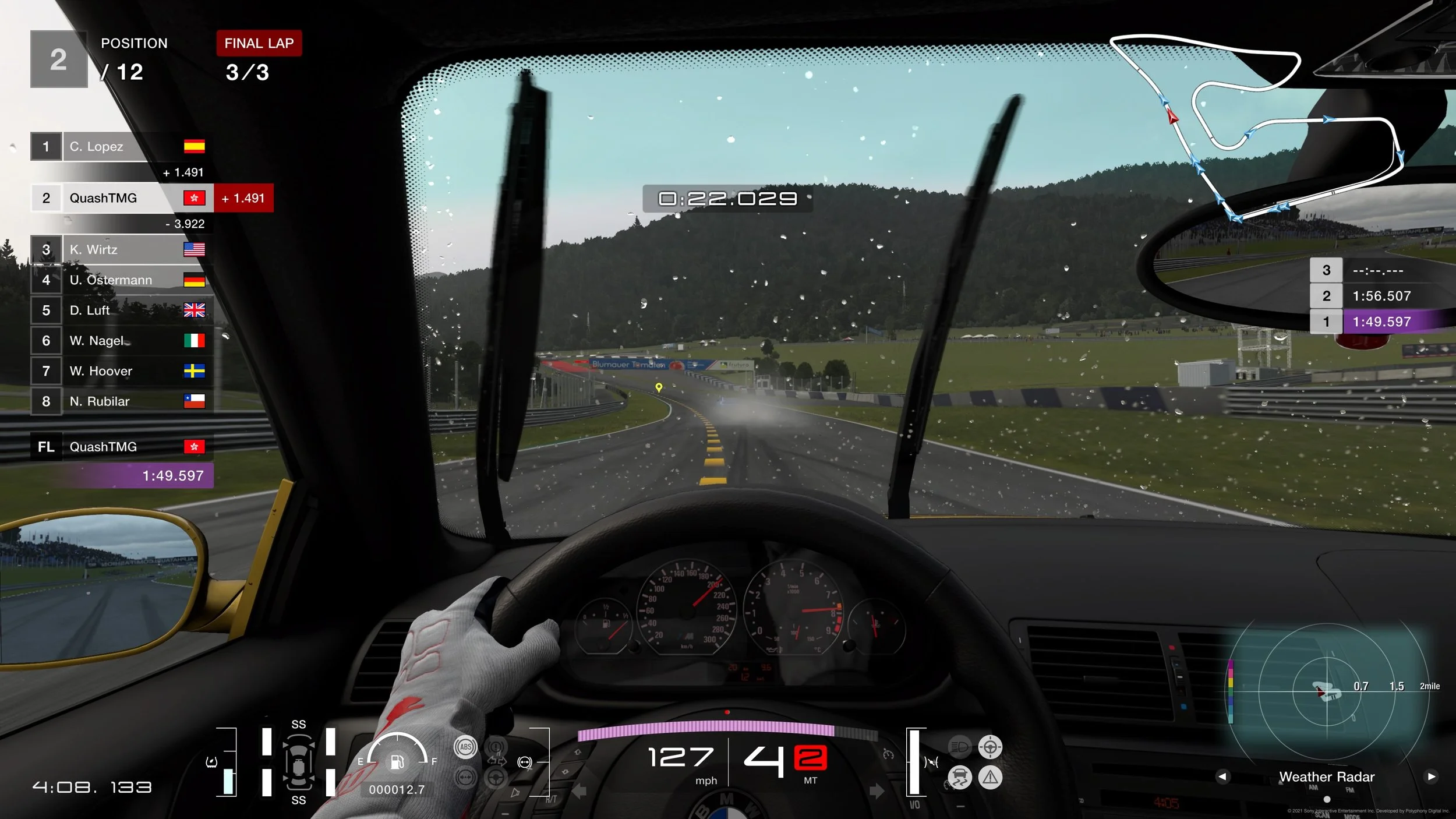 Gran Turismo 7 corrida vista do interior do ve&iacute;culo em pista molhada