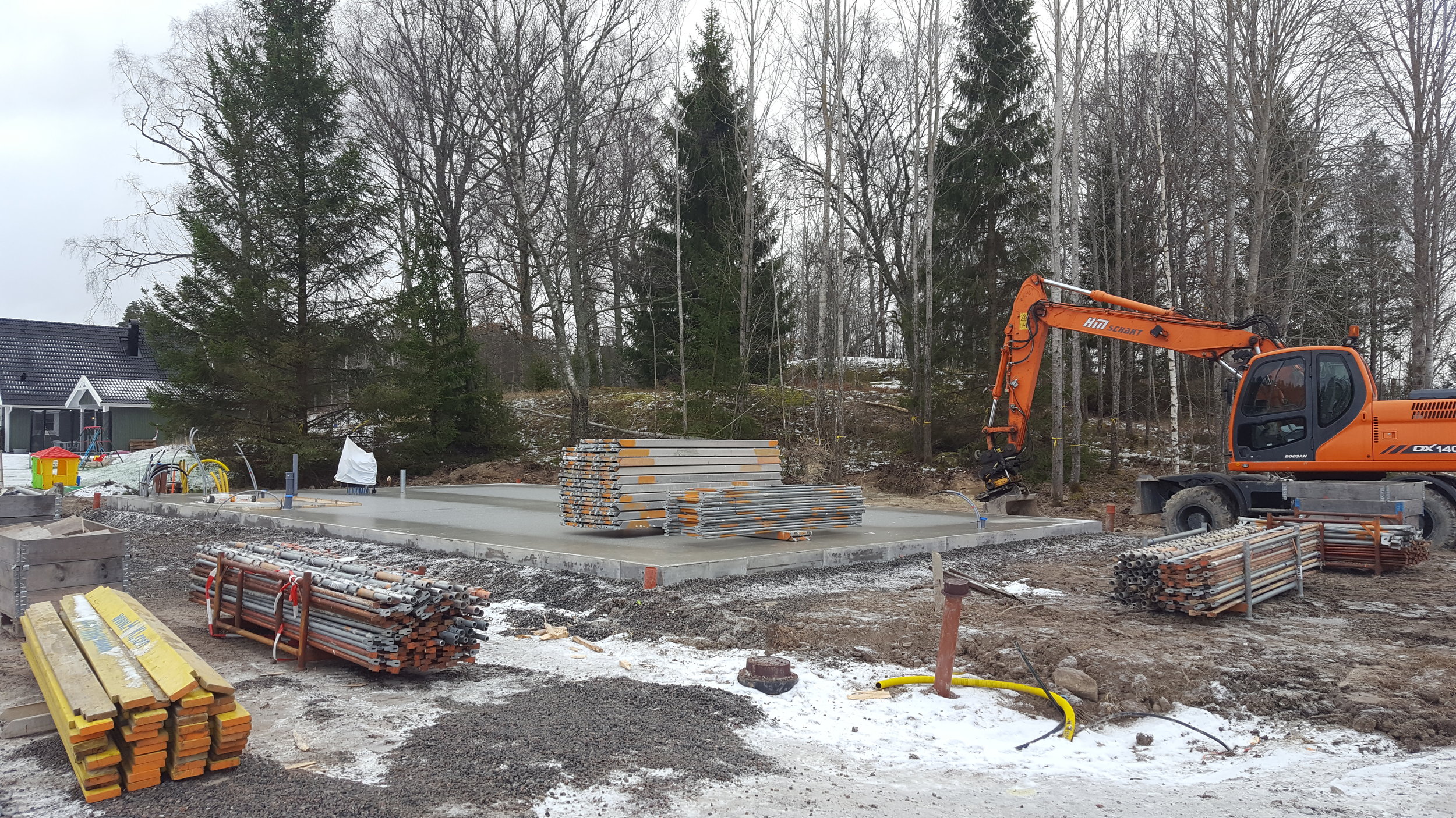 Byggställningen har kommit och en del träd har fällts. 