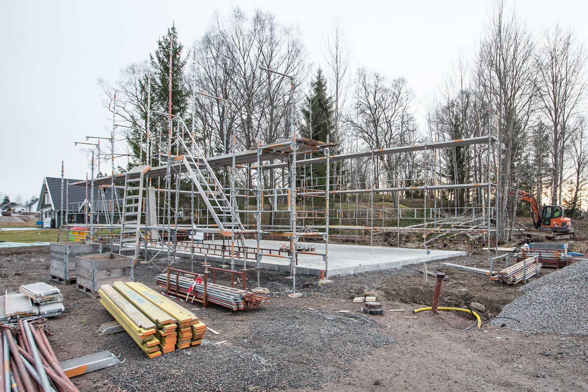   Nu när byggställningen kommit upp få man en liten aning om hur stort huset kommer att bli.  