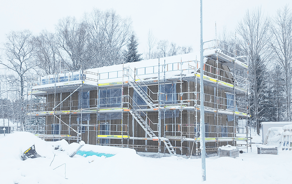   Ett rejält snötäcke vilar över hus och tomt. Väldigt skönt att äntligen slippa leran som tomten bestod av innan minusgraderna.&nbsp;  