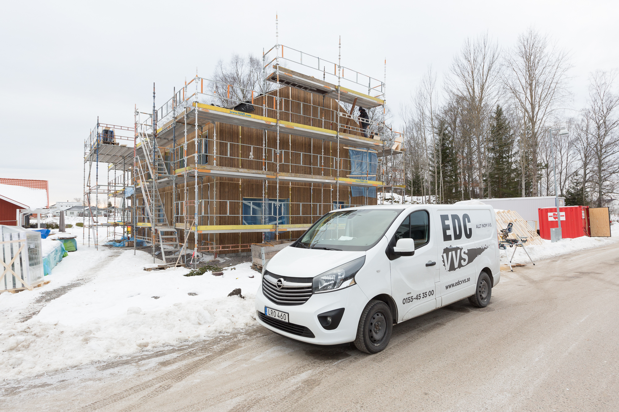    EDC  på plats för att installera bergvärmepumpen för att få igång golvvärmen i plattan så den torkar snabbare. Vi har inte borrat för bergvärme ännu så den kommer att köras på el.  