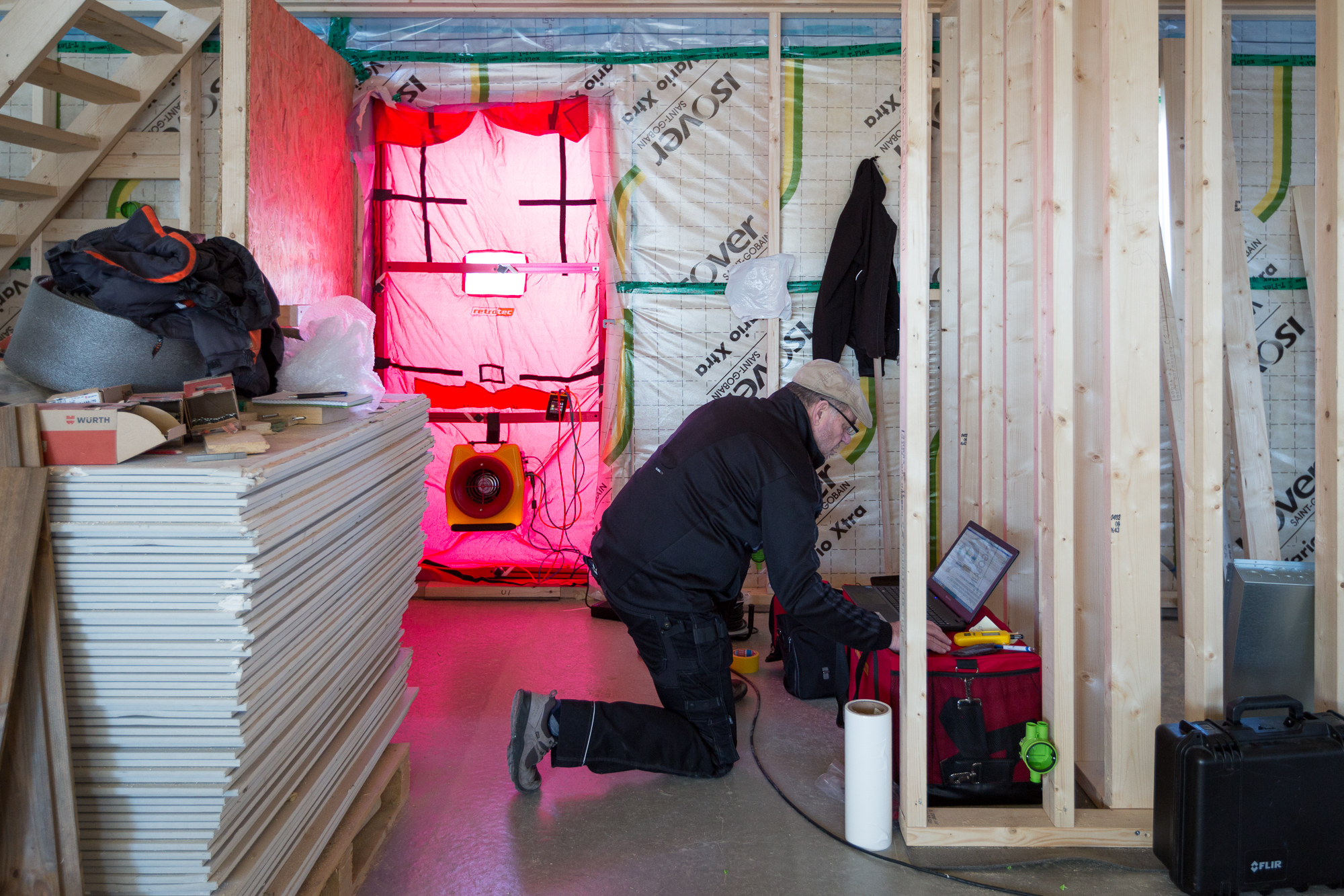  En dörröppning täcks med en lufttät duk med hål för fläkten som skapar ett undertryck i huset. Innan detta har alla ventiler, avlopp,&nbsp;radonrör etc tejpats igen. 