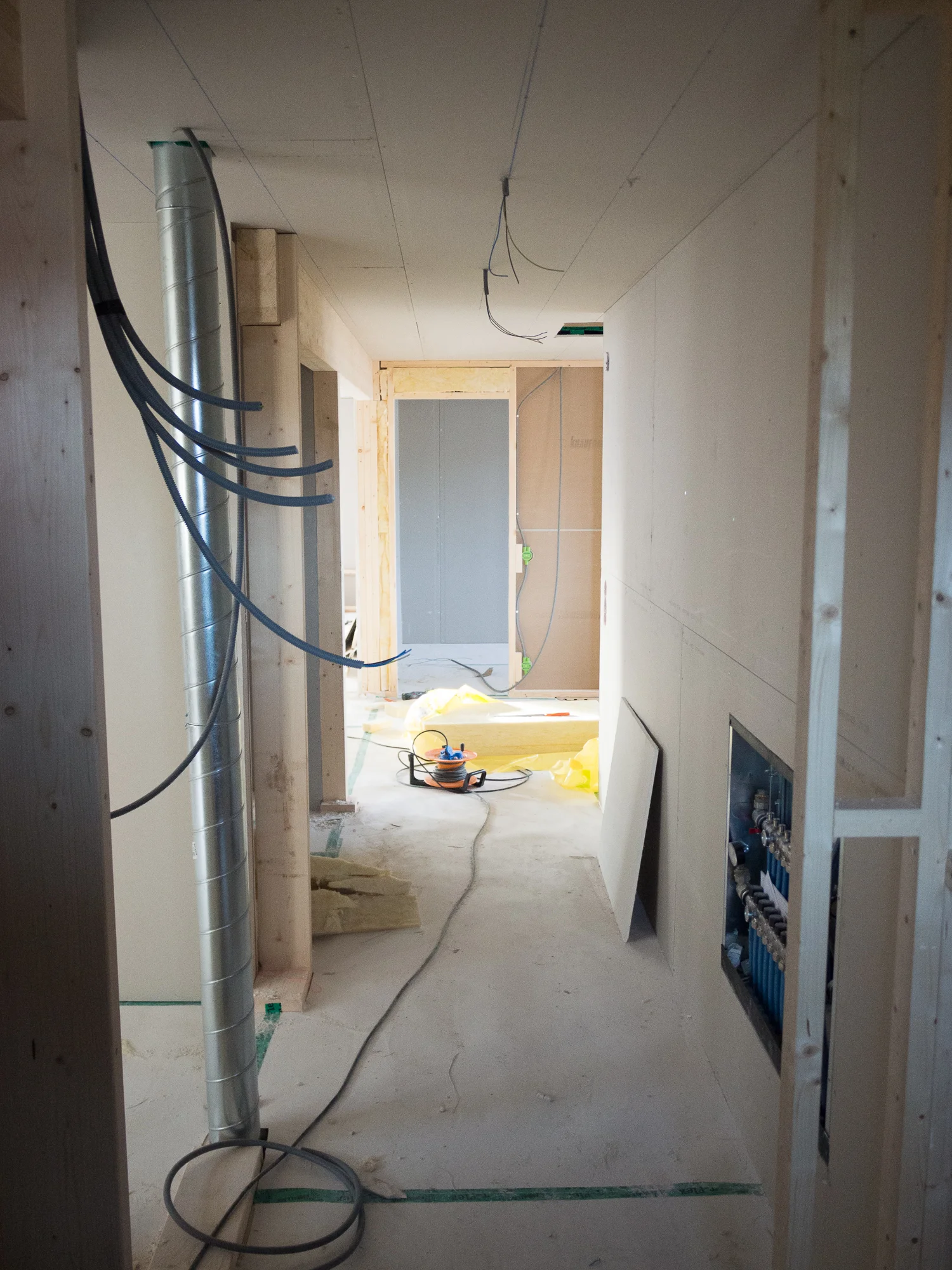 Hallen på övervåningen. Till vänster master bedroom och en garderobvägg. Vy från badrummet.