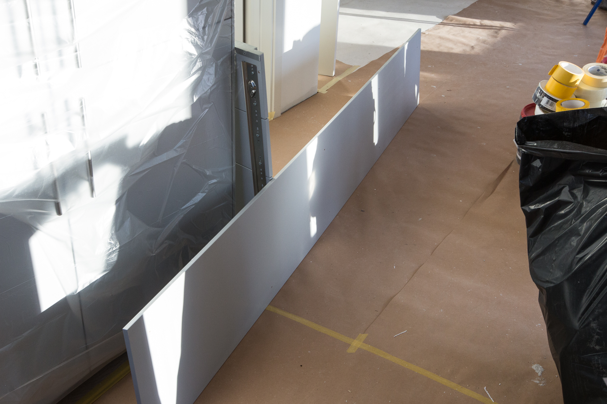  IKEA VEDDINGE täcksida (grå NCS-S 2502B) som ska sitta under väggskåpen. 