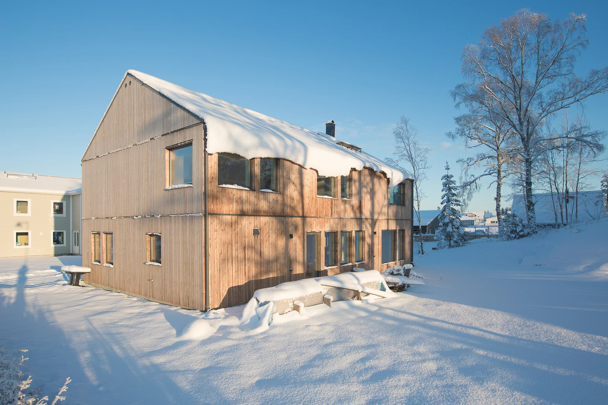 Som en vit gardin hänger snön ner över fönstren på södersidans övervåning. Snörasskydd ska monteras i veckan på entrésidan, men här får man se upp. 
