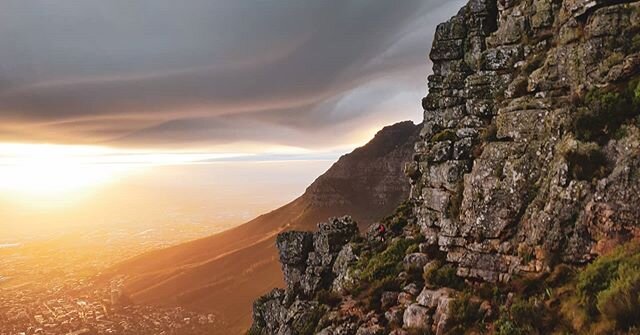 You can never go too wrong with an early morning mission to the top of the Table 😊 Cape Town putting on a pretty epic sun and cloud show this morning after a solid week of storms.