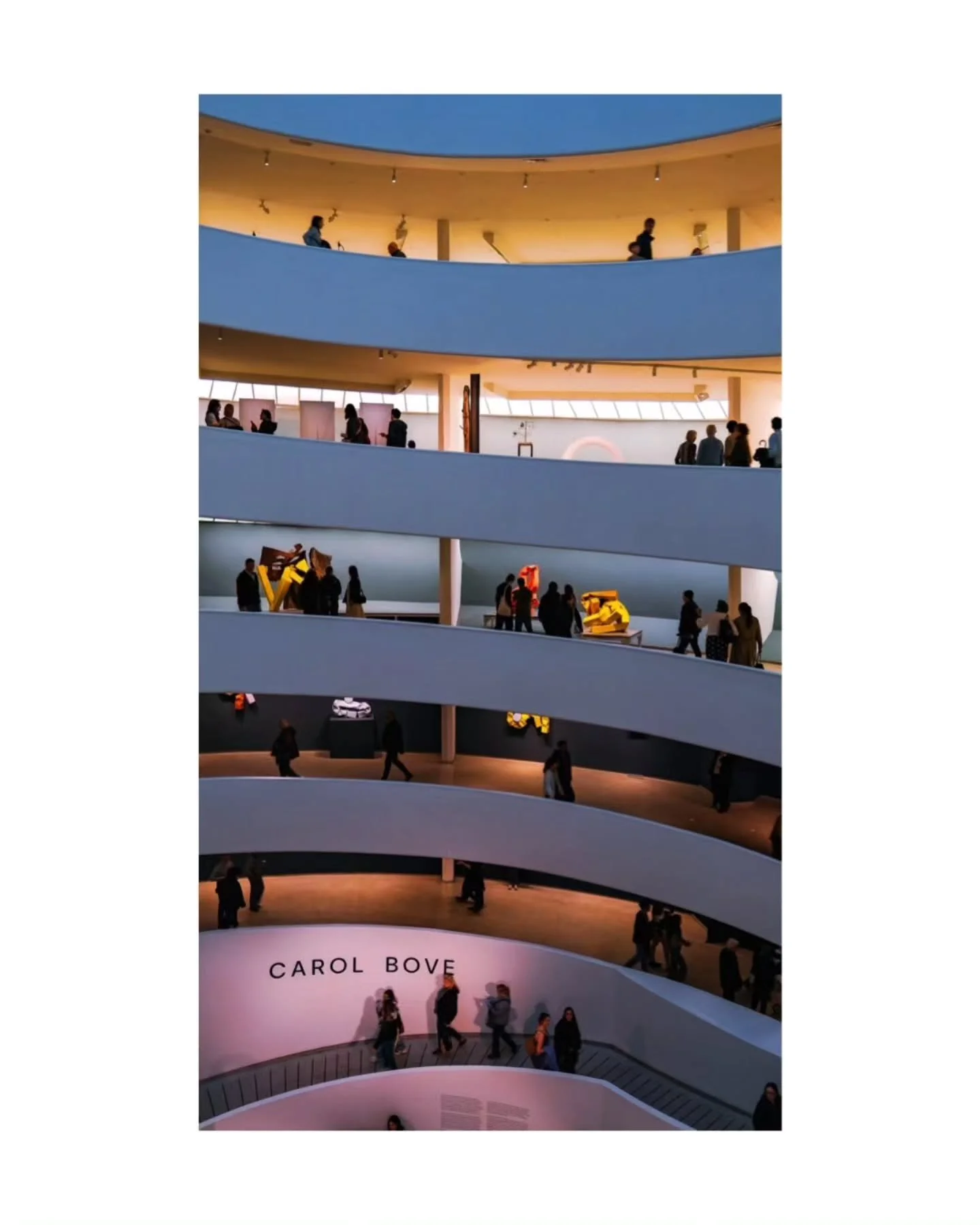 Last few NYC things. Gugs, China Town and the Manhatten Bridge.
______________
#guggenheimmuseum #streetphotography #newyork_ig #spi_geometry