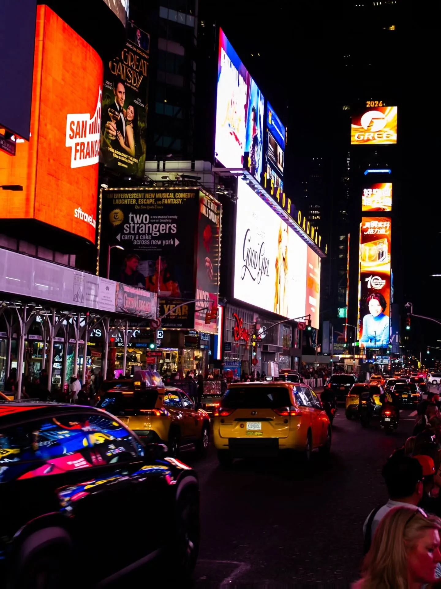 New York doesn&rsquo;t really ease you in, it just punches you in the face as a friendly hello. Everything is competing for your attention. But if you can filter out some of the noise, it's also shots for days.
_________
#nycphotography #streetphotog