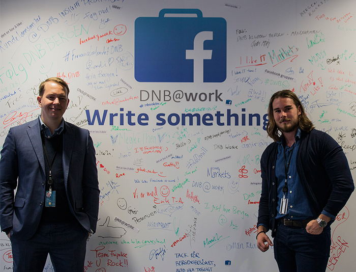 DNB@work: Stian Madsen (til venstre) og Alexander Weiss Reichter (til høyre) viser oss DNB@work-veggen.