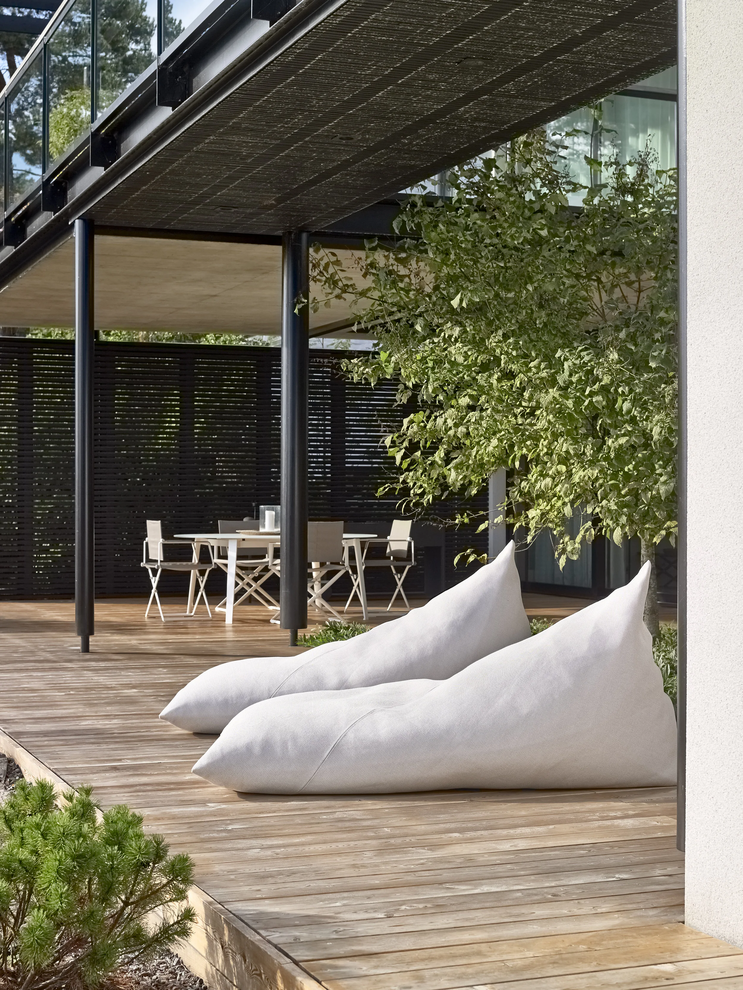 4612 Roo lounge chairs upholstered with Saimaa outdoor fabric.