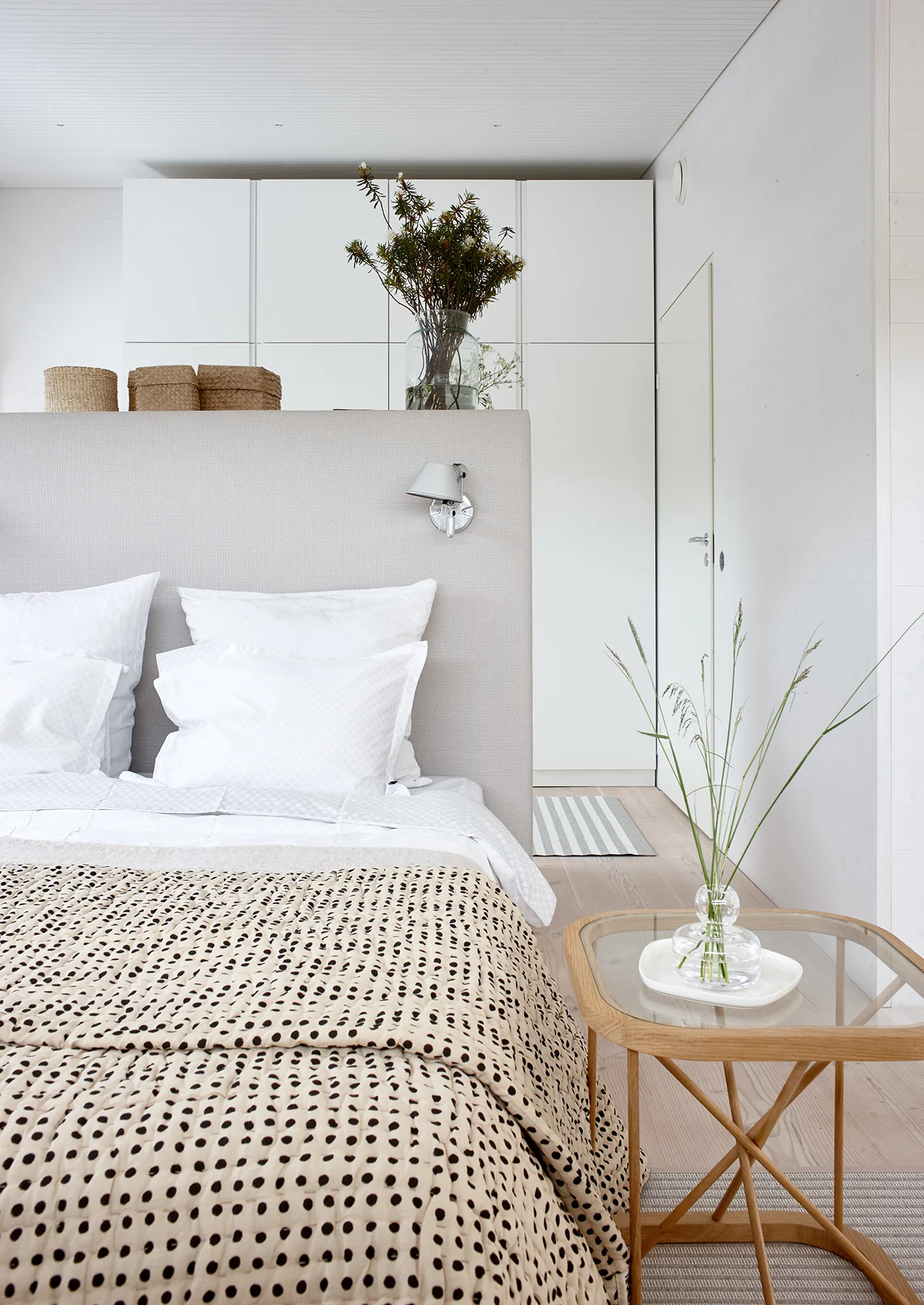 47001C Woodnotes Bed headboard stone-white, 46700W Twiggy oak bed side table size 44x44x45,5 cm.