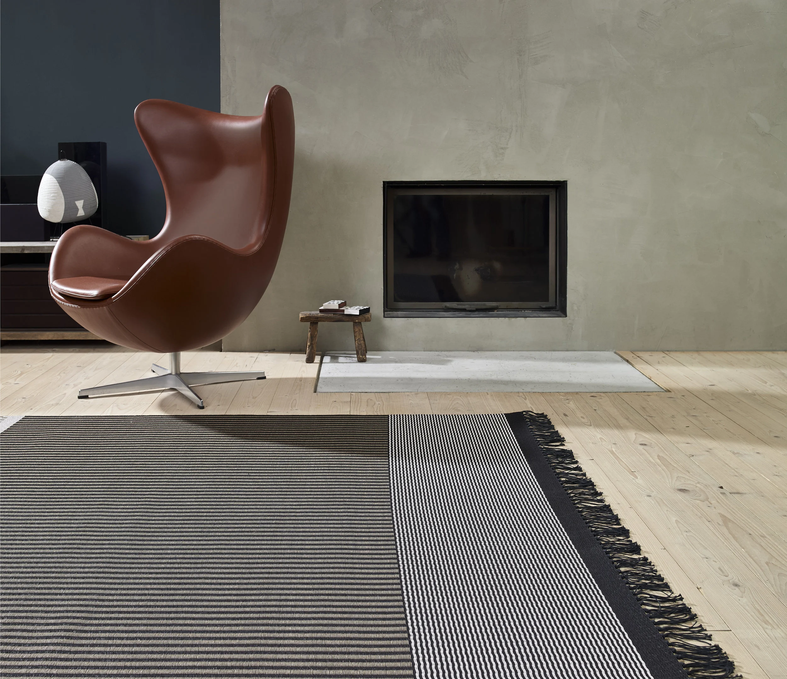 1433015 San Francisco light grey-stone paper yarn carpet with sewn edges and fringes
