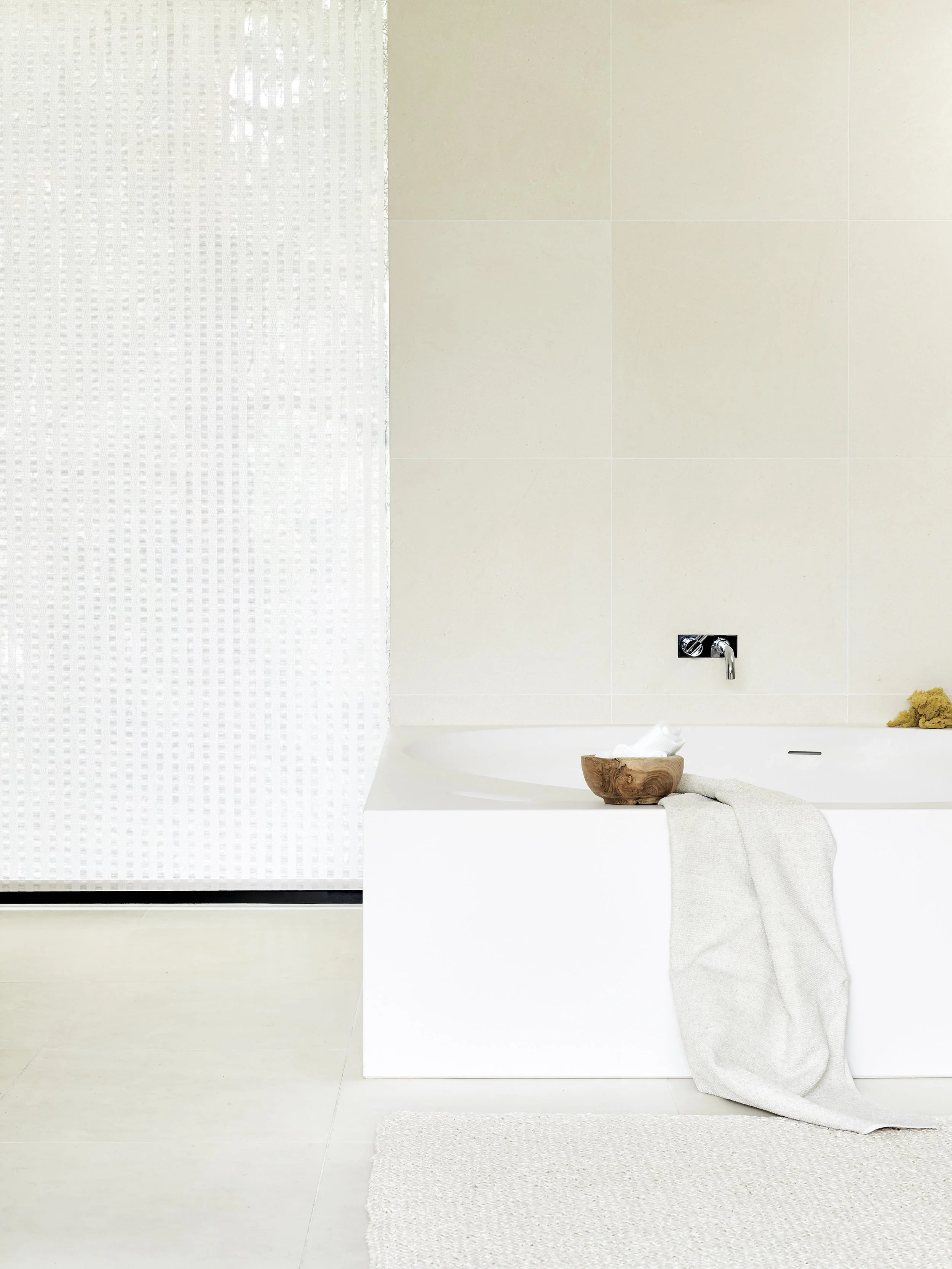 O21211 Open Sky col. white roller blind and 7300101 Woodwool col. white hand knitted carpet.
