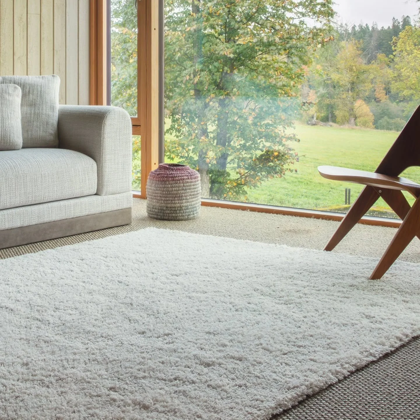 Ritva Puotila&rsquo;s impeccable eye for colour and texture comes alive in linen-wool tufted rugs like Sammal&mdash;soft, with just a hint of spice 🌿
.
#textiledesign #designerrugs #tuftedrugs #tuftedcarpet #ritvapuotila #woodnotes