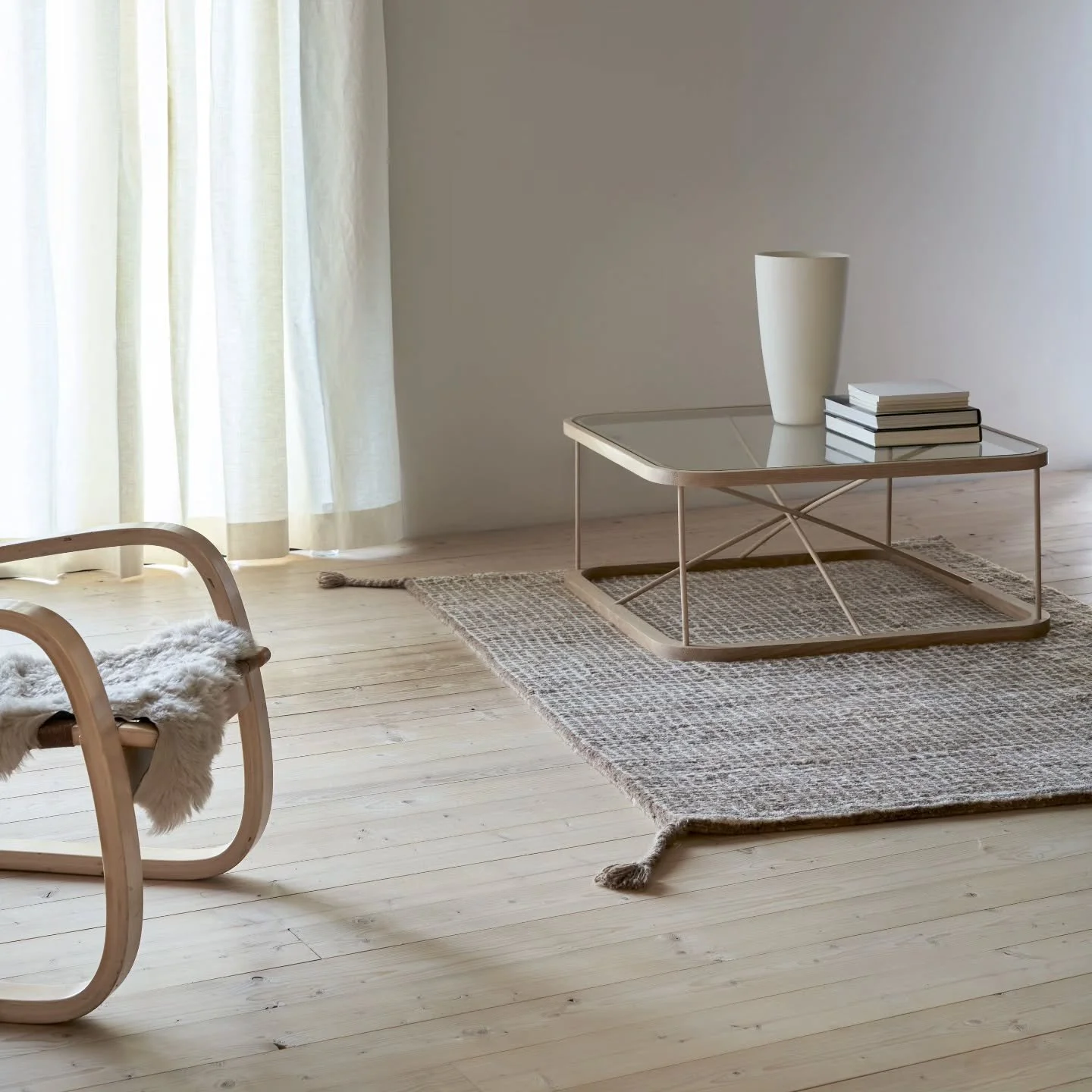 The hand‑knotted Grid rug and oak Twiggy table - a warm, tactile pairing shaped for natural living and the quiet joy of simple moments.
.
#naturalliving #nordicdesign #woolrug #glasstable #woodnotes