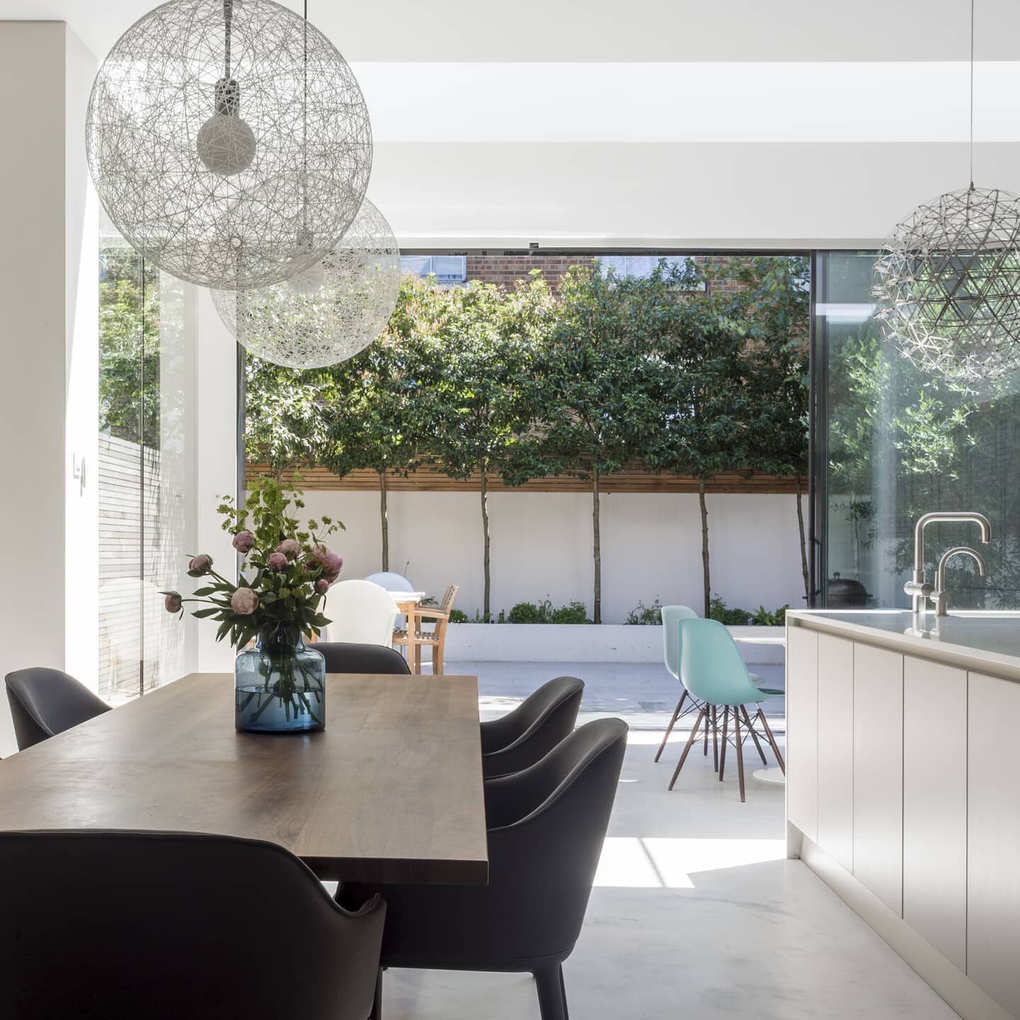 AD // Claudia Ludwig Design @claudia_ludwig_design is an interior design studio based in Hampstead.
.
We bring calmness, light and elegance to an interior by opening up spaces, adding interest with choice of colour, creative flooring and lighting des