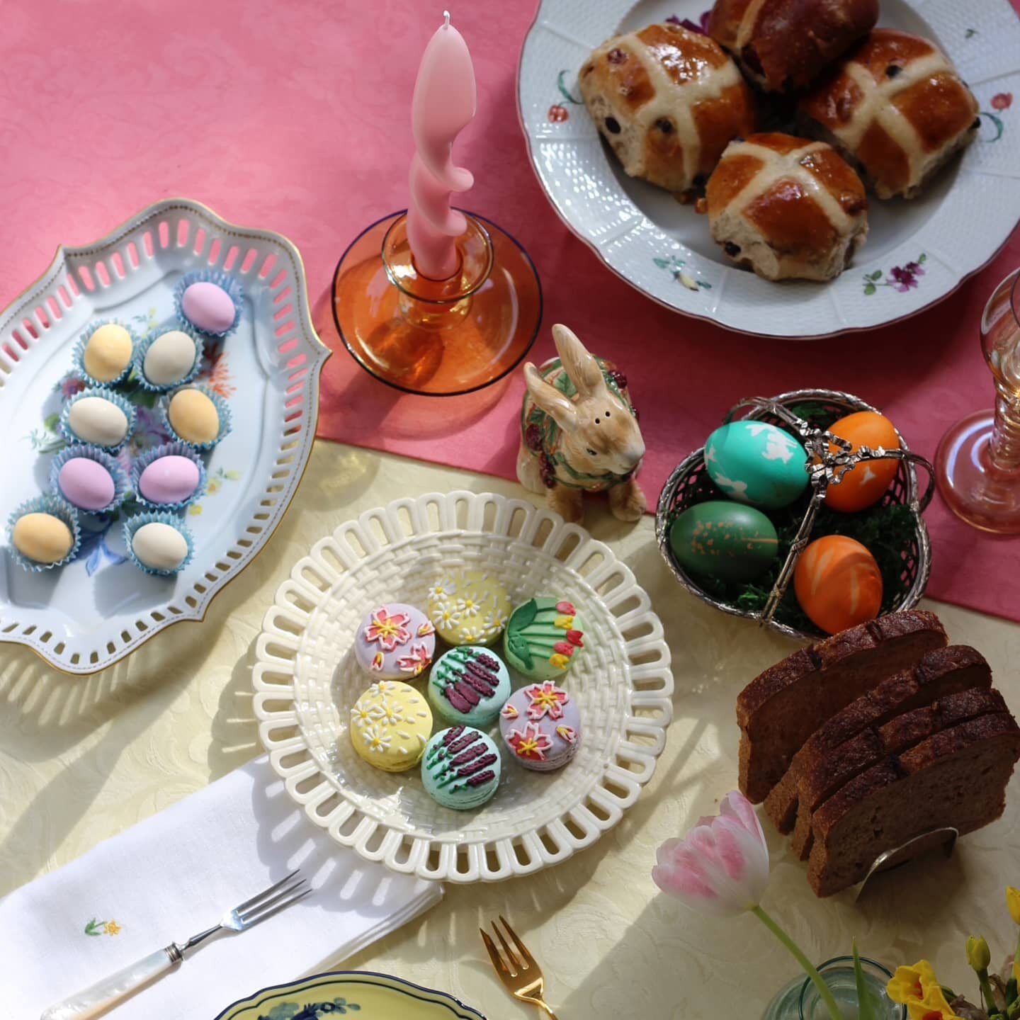 Looking for some inspiration for your Easter festivities this year? Whether you are celebrating indoors with family or outdoors with friends (finally allowed from the 29th of March!), a great way to make your guests feel welcome and keep them enterta