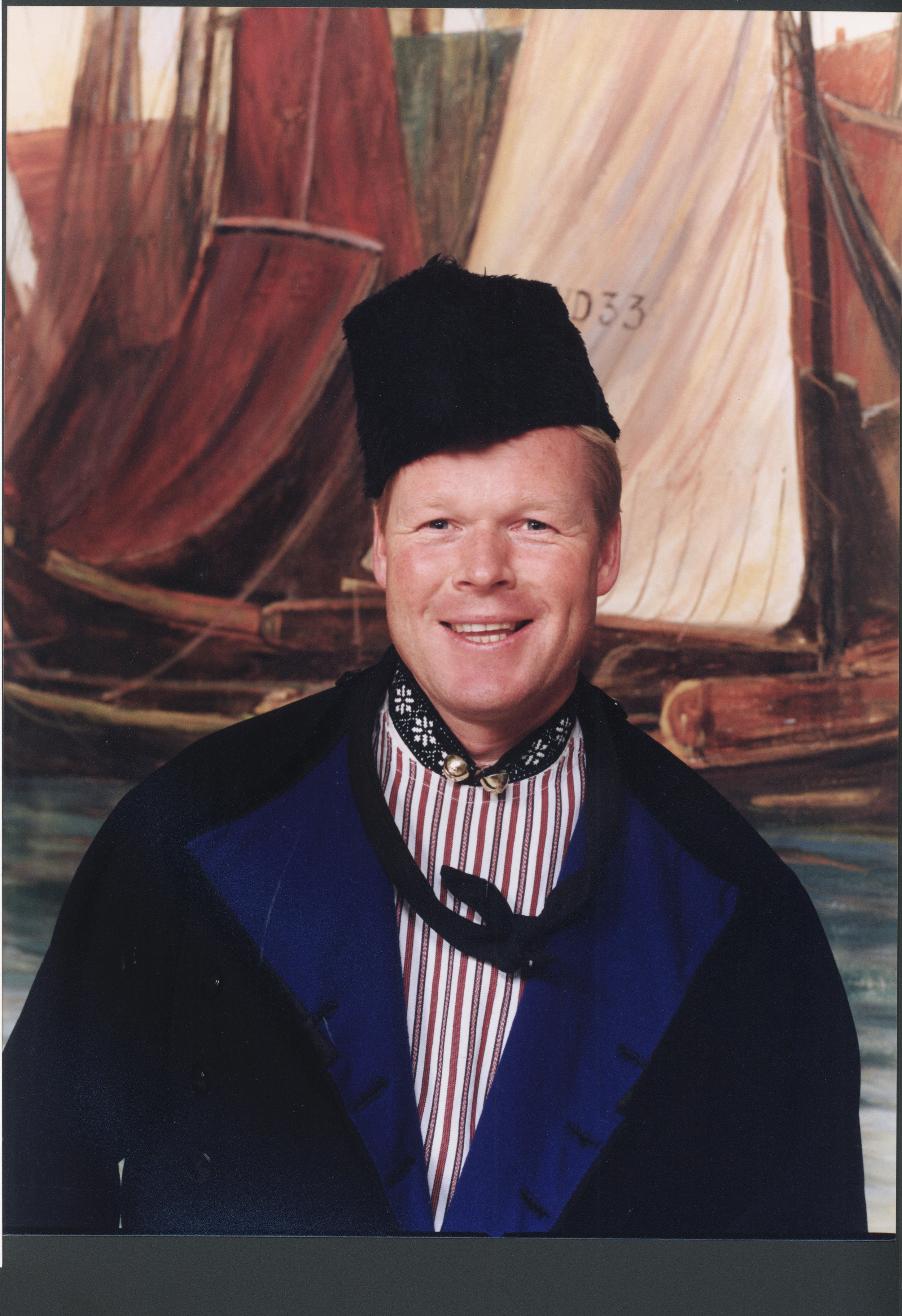 Ronald Koeman in Volendamse klederdracht