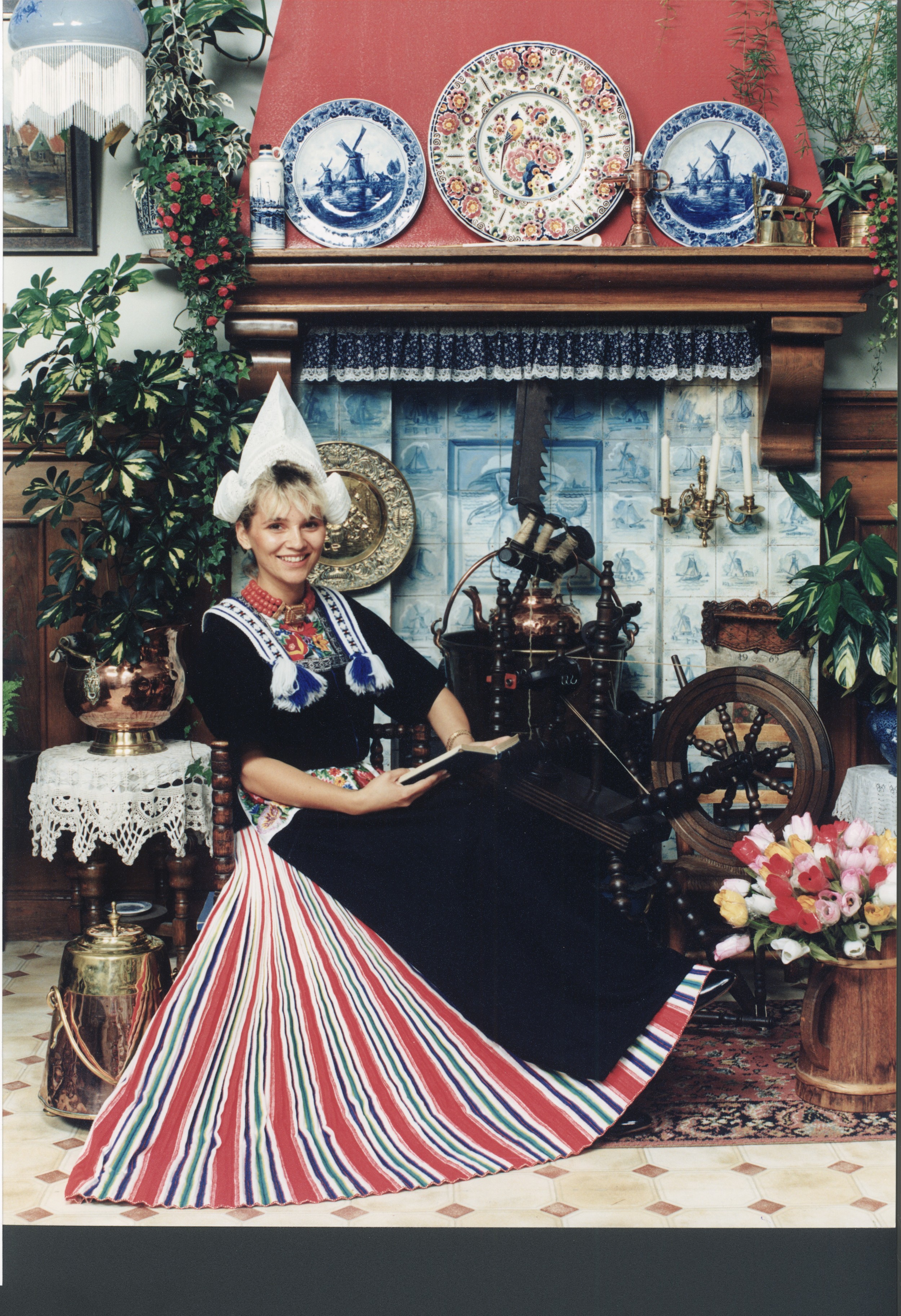 Tatjana Simic op de foto in Volendams kostuum