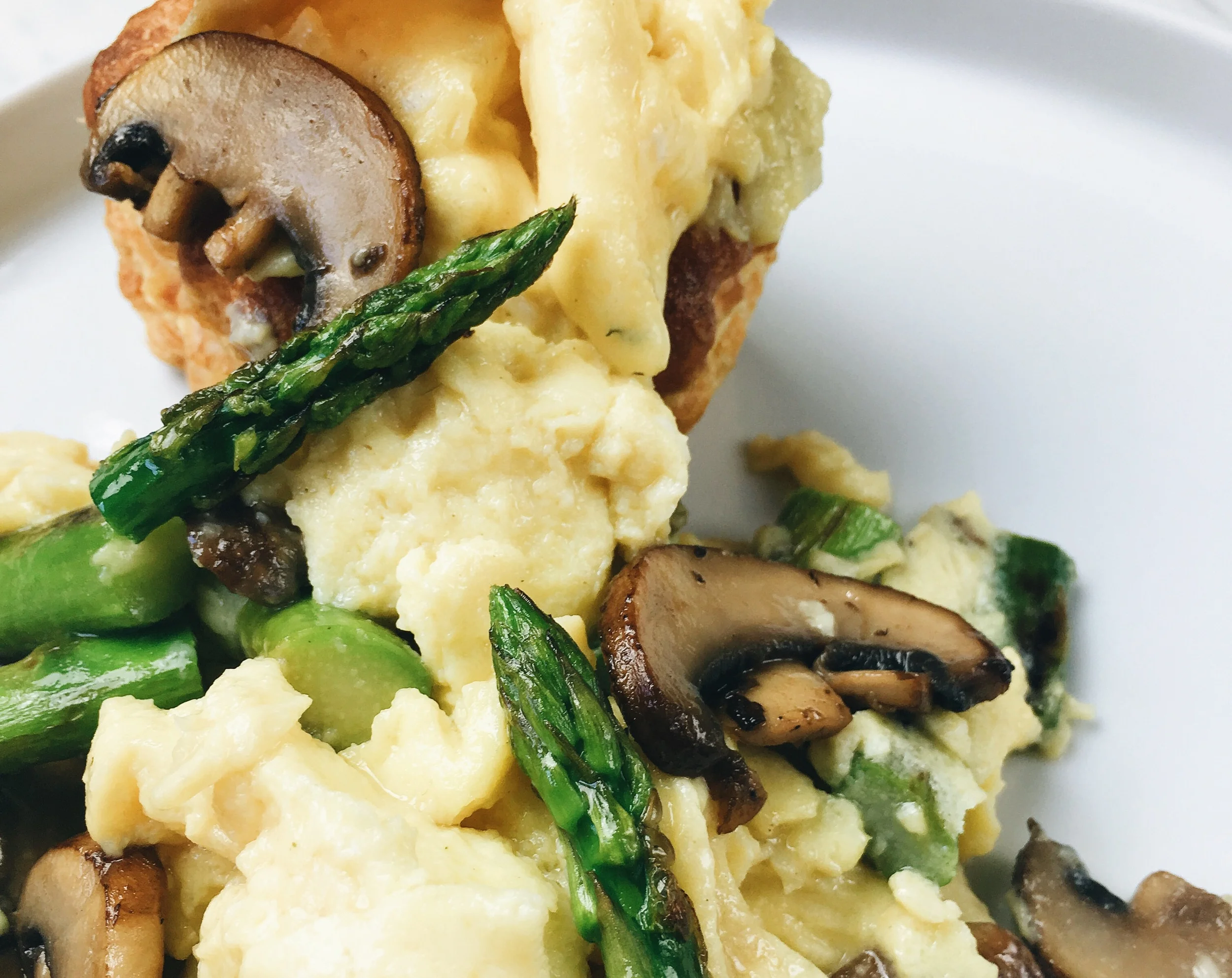 Scramble eggs in puff pastry shell with asparagus and mushroom