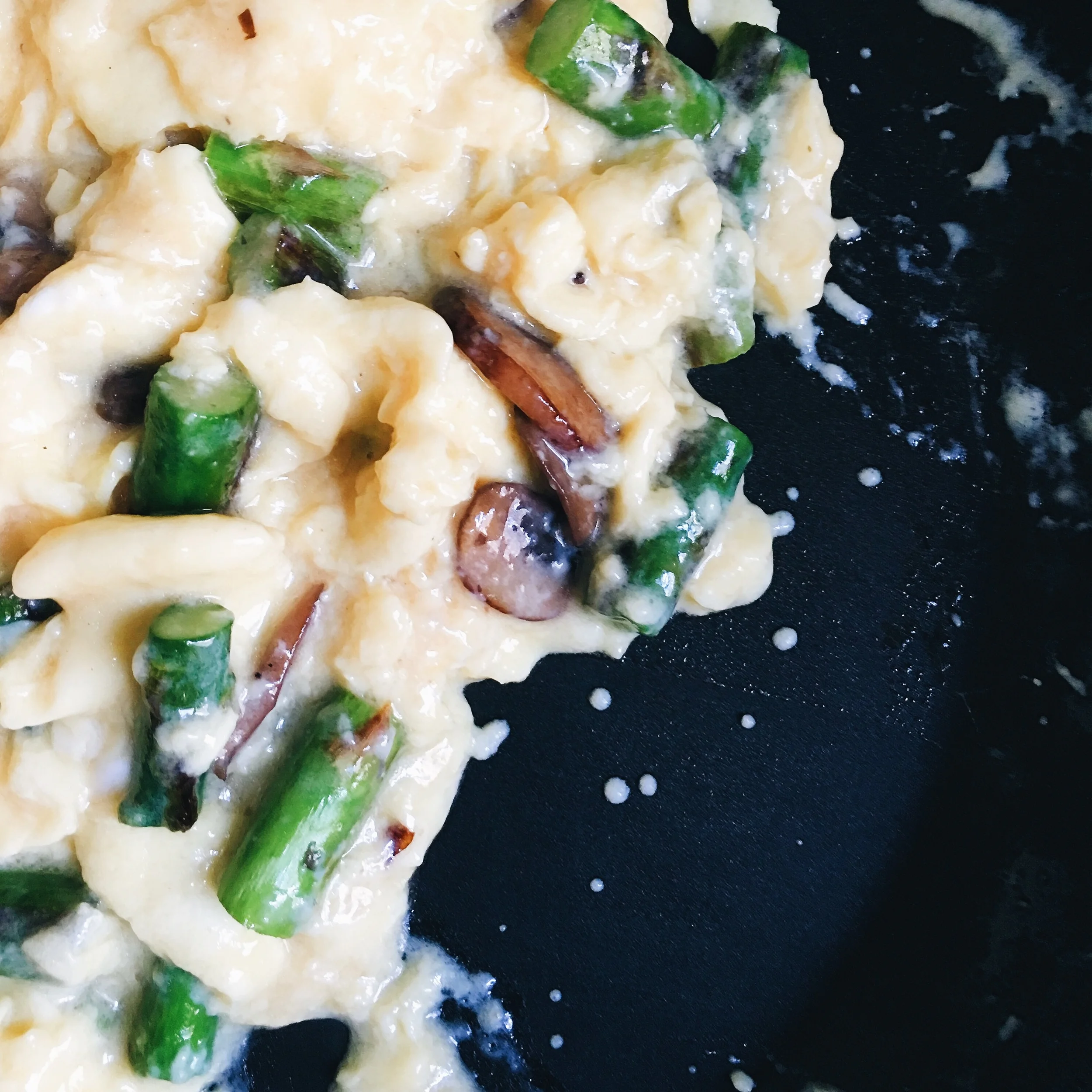 Scramble eggs in puff pastry shell with asparagus and mushroom
