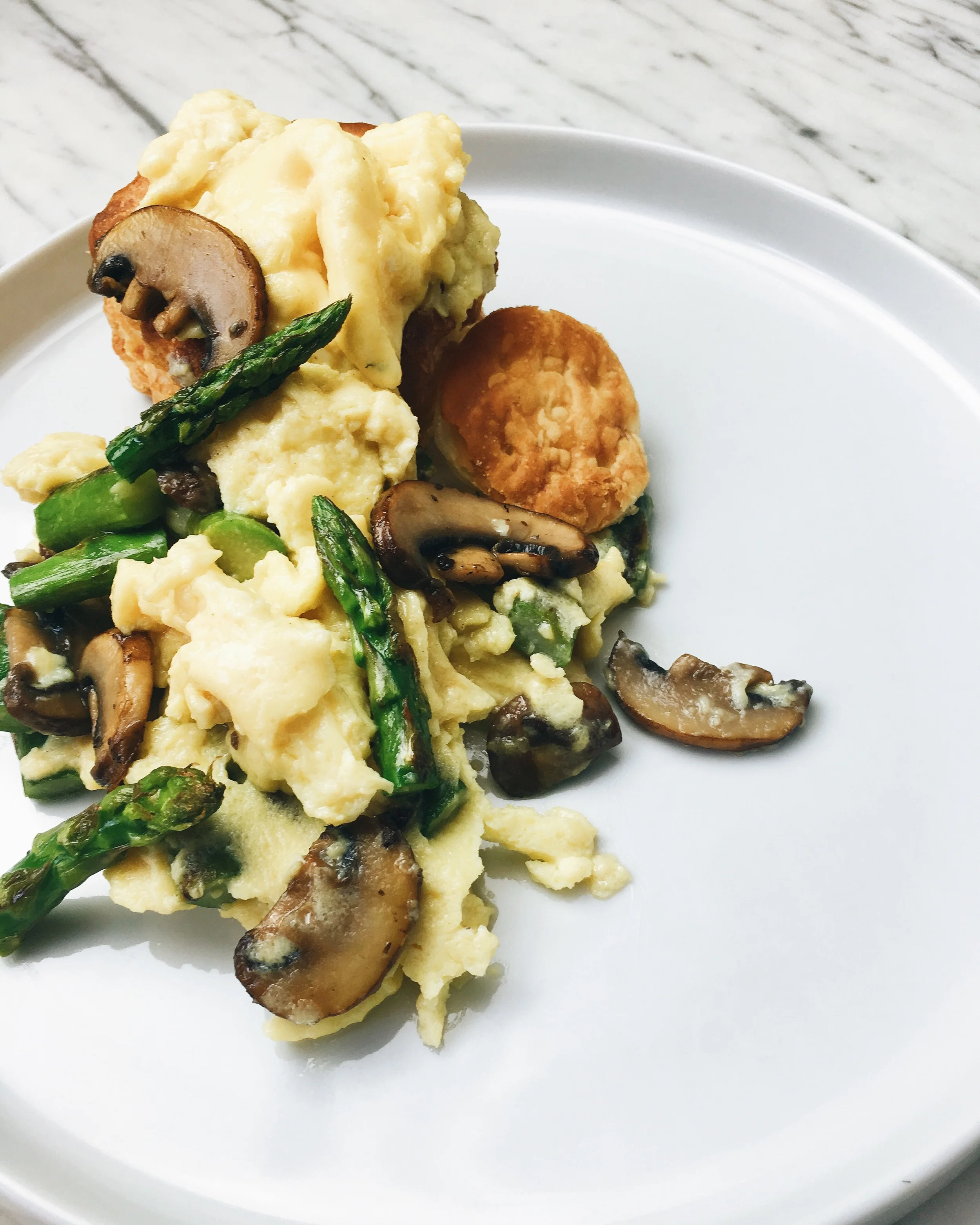 Scramble eggs in puff pastry shell with asparagus and mushroom