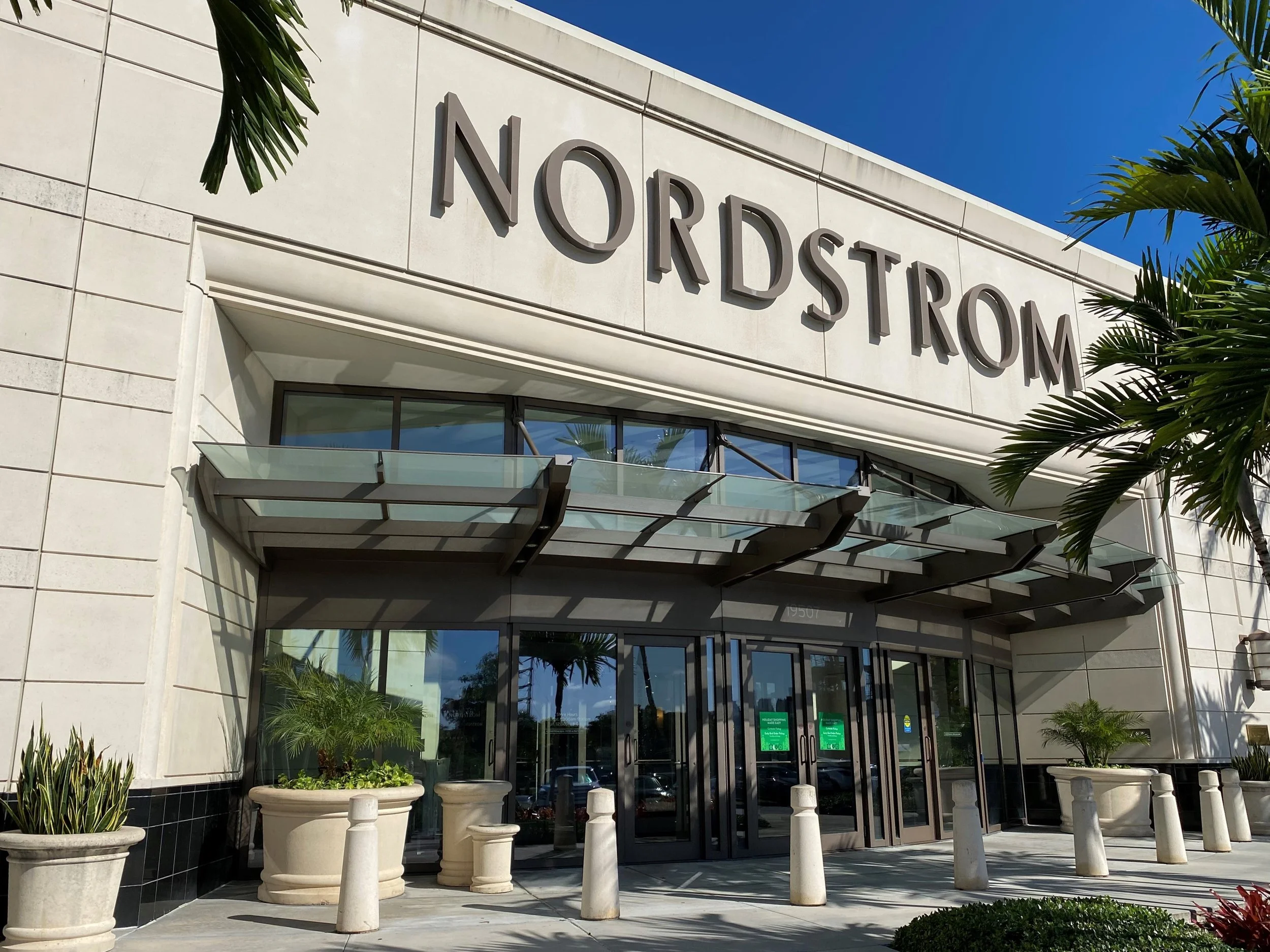 Nordstrom_Aventura_Mall_(49269853202).jpg