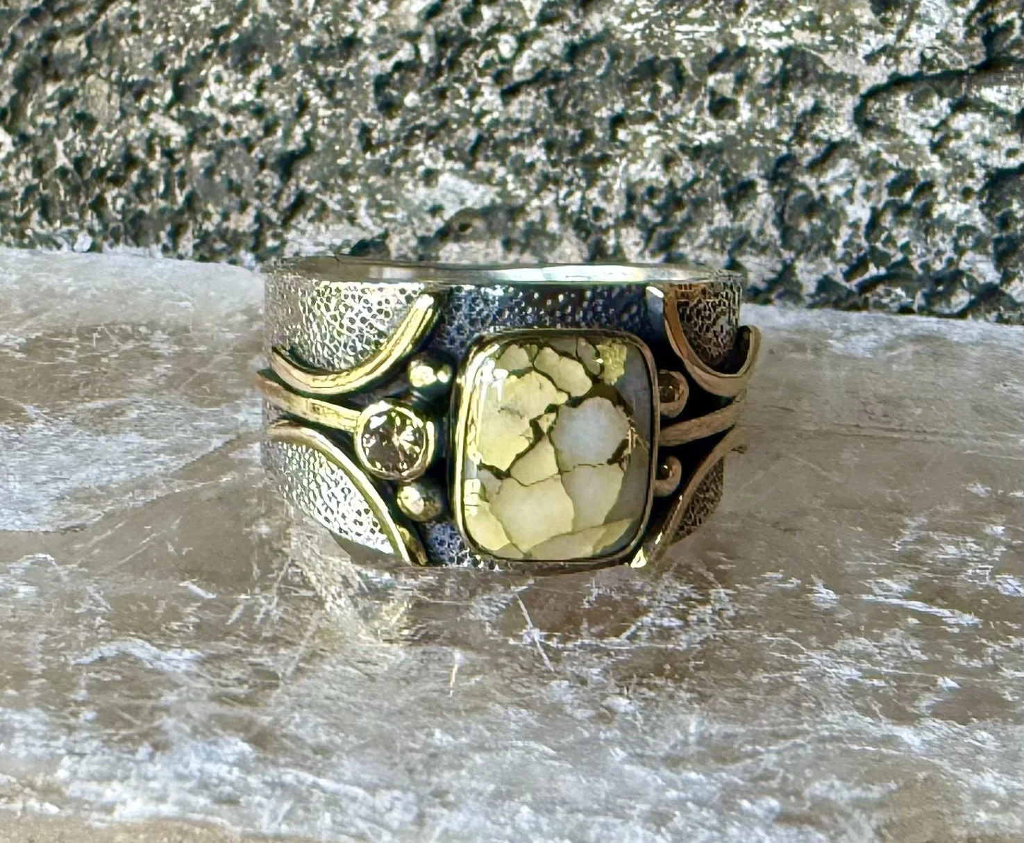 Bracket Ring -white gold in quartz