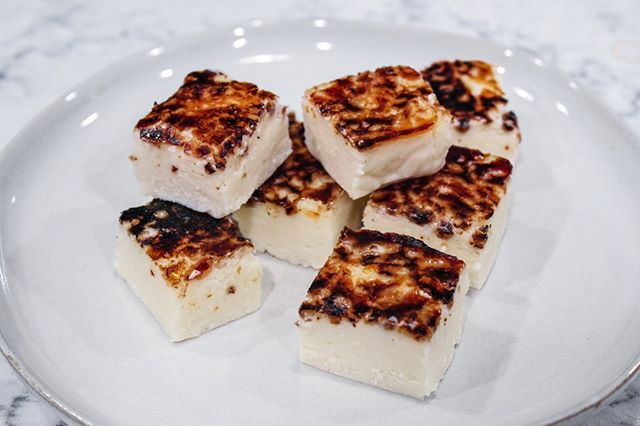 On the second day of our 12 days of sweets, we have Cr&egrave;me Br&ucirc;l&eacute;e Fudge. An elevated white chocolate fudge that is sure to please everyone this holiday season. 🎄
Linkin.bio
#foodstyle #foodie #yum #yummy #candy #sweets #christmast