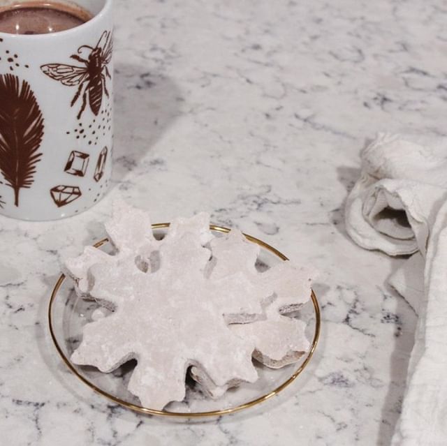 We&rsquo;re taking this childhood favorite straight into adulthood. Mom&rsquo;s Boozy Baileys Marshmallows. 🖐🏻🎤
.
.
.
#micdrop #hotchocolate #christmas #marshmallow #toastedmarshmallow #tistheseason #christmastreats#littlestoryofmylife #ig_photoof