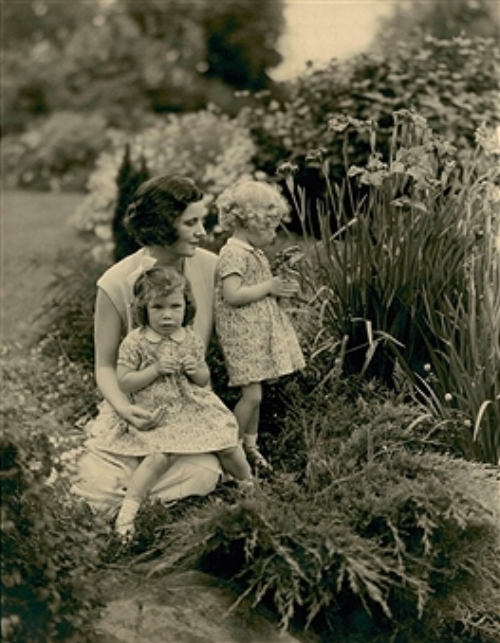Mrs WH Vanderbilt with her two daughters in the garden at Oakland Farm