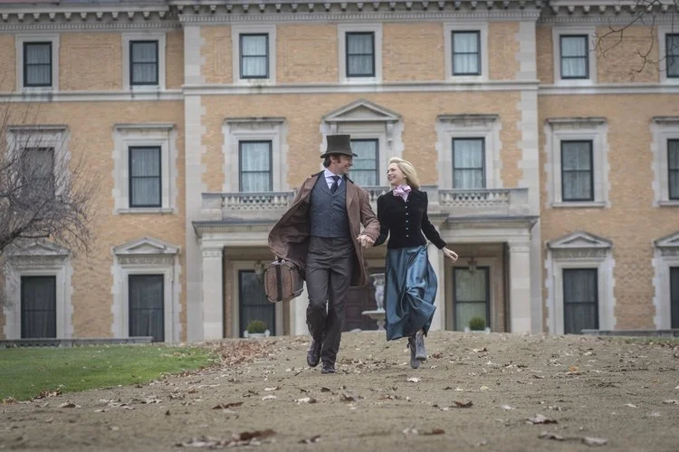 Hugh Jackman and Michele Williams as PT Barnum and Charity in front of Woodlea