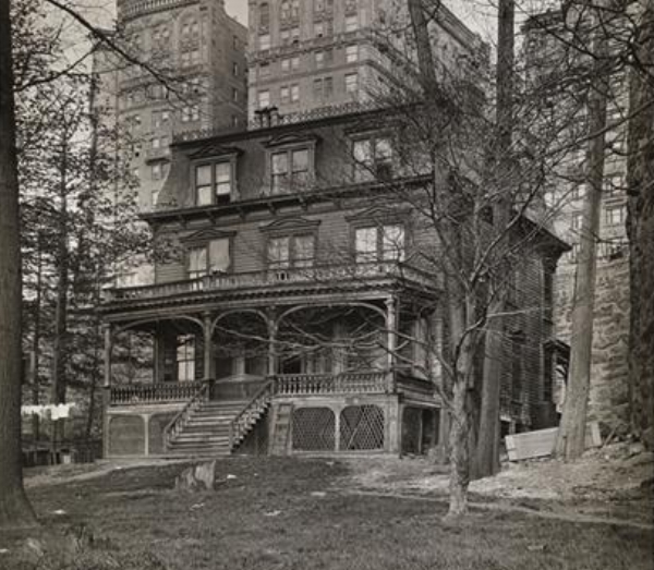 A photo from the early 1900s showing the homes victorian additions