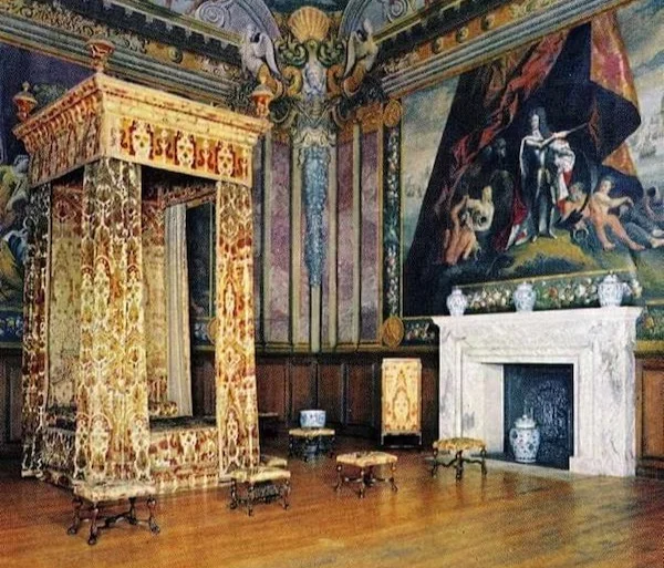 the Bed Queen Anne died in at Hampton Court Palace