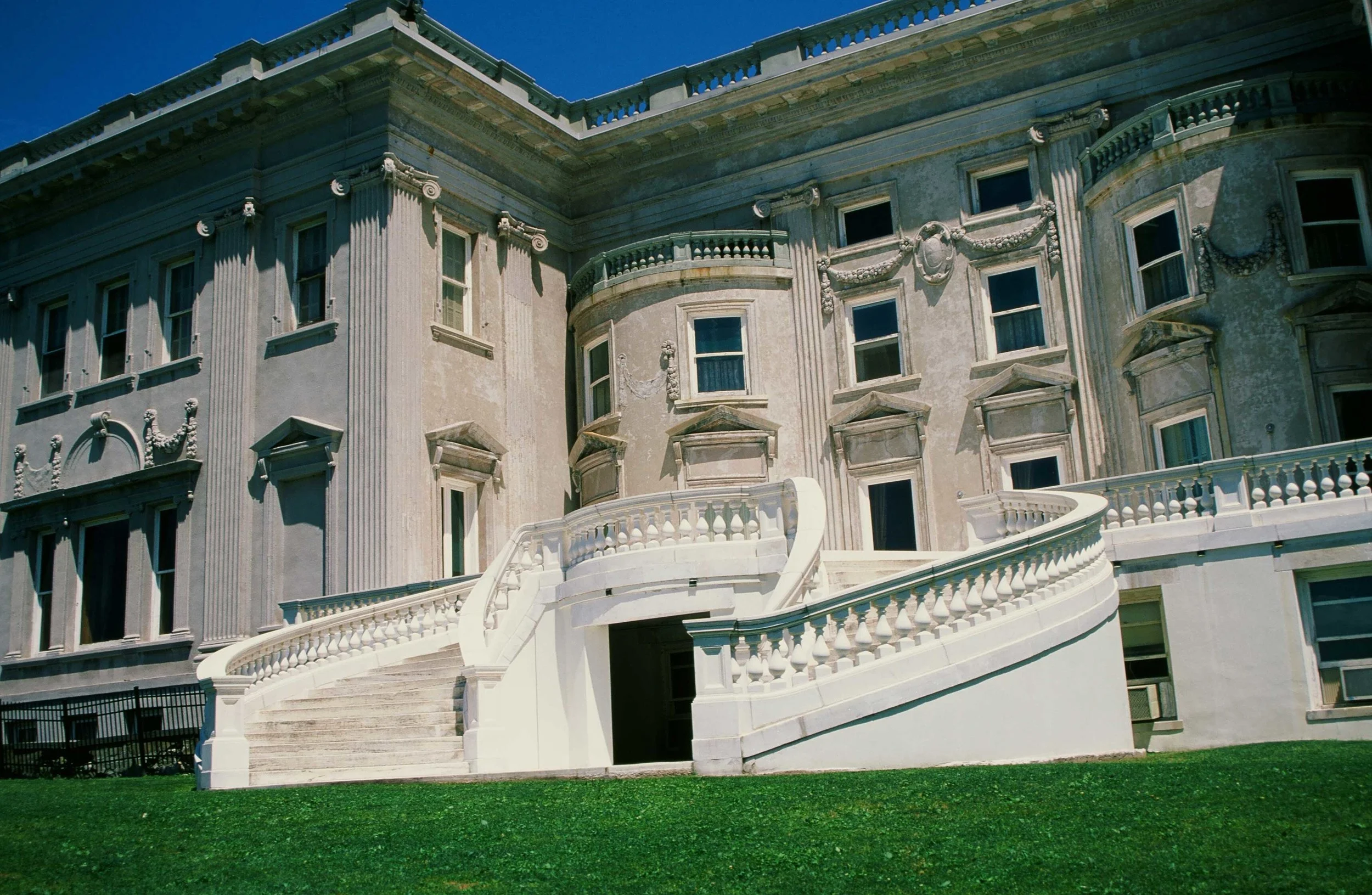 River facade showing the two-story bowed bays of the original house