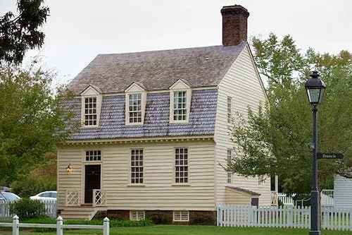 Gambrel-roofed house in Colonial Williamsburgh