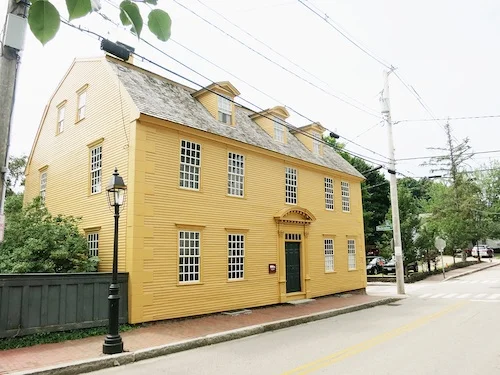 A gambrel-roofed colonial home in Portsmouth, New Hampshire